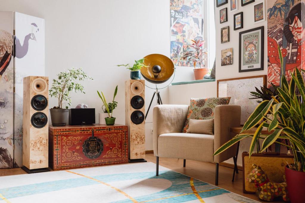 een woonkamer met een stoel en luidsprekers bij The Gallery No.4 in Wenen