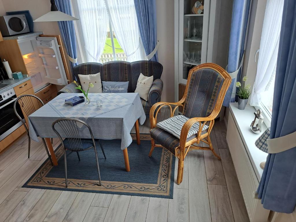 een eetkamer met een tafel en stoelen bij MINGERS Huus in Neuharlingersiel