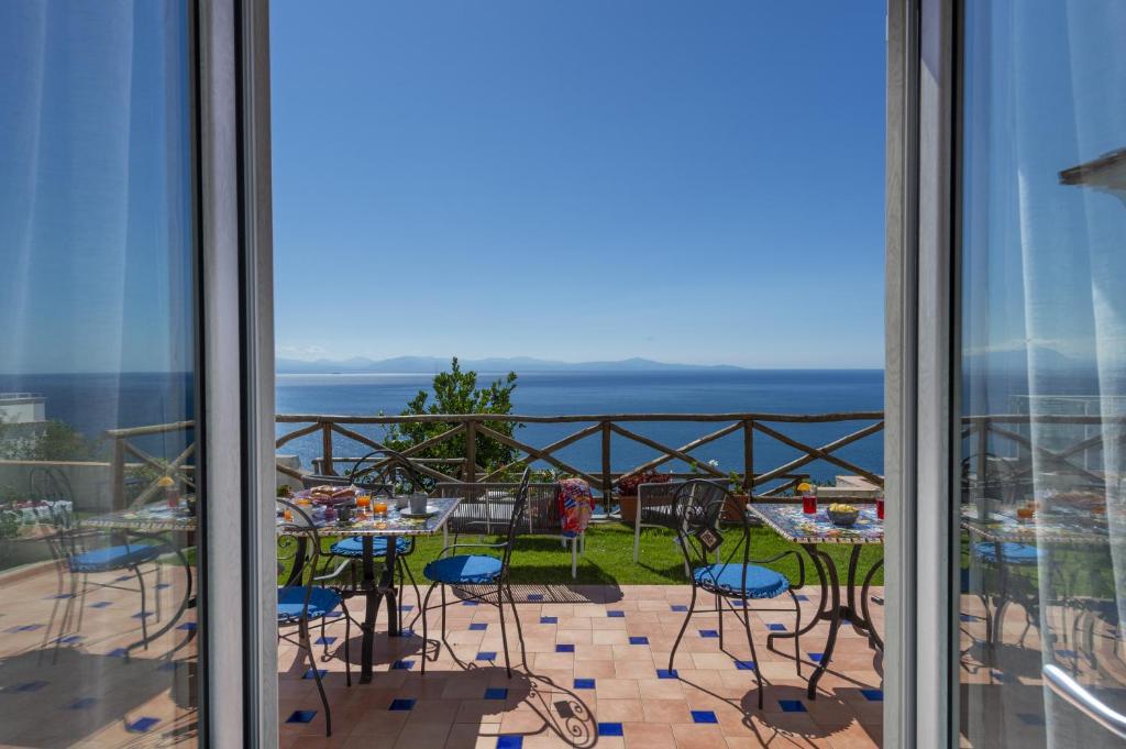 un balcon avec vue sur l'océan dans l'établissement Villa Euriclea, à Praiano