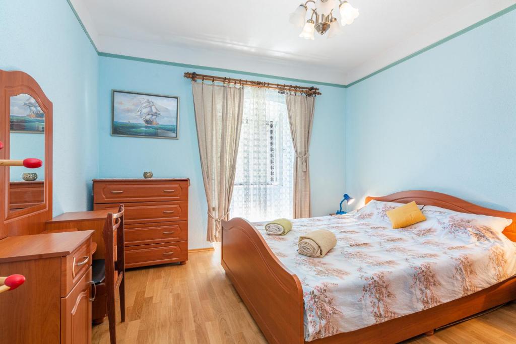 um quarto com uma cama, uma cómoda e uma janela em APARTMAN KNEŽEVIĆ em Opric