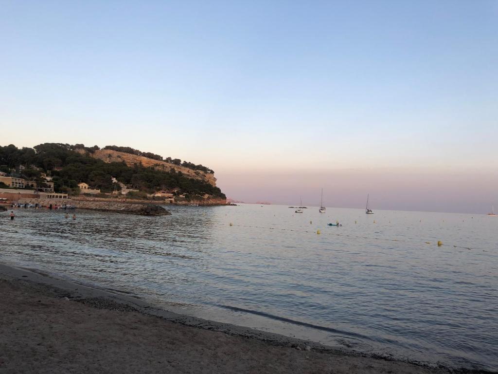 plaża z grupą łodzi w wodzie w obiekcie Studio de la plage w mieście Carry-le-Rouet