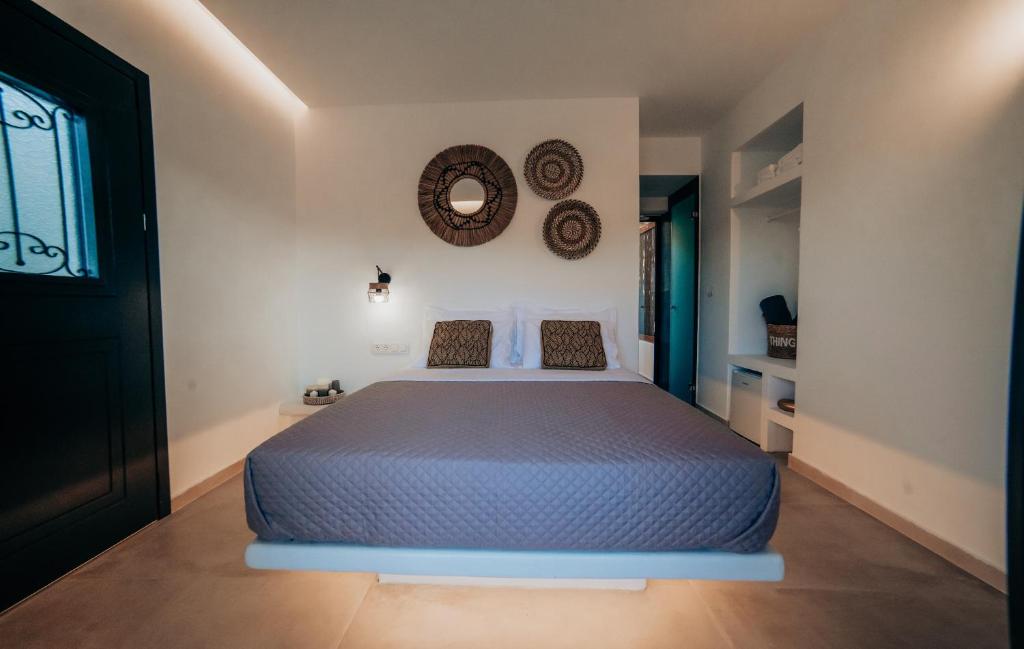 Tempat tidur dalam kamar di Ble Kythnos Suites