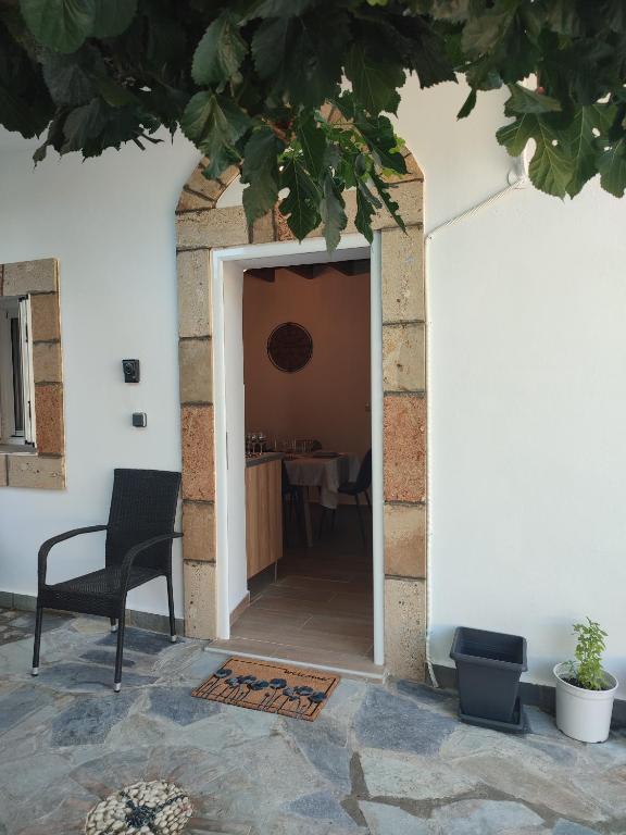 Patio lub wspólna przestrzeń na świeżym powietrzu w obiekcie Villa Jimmy, Pilona Village