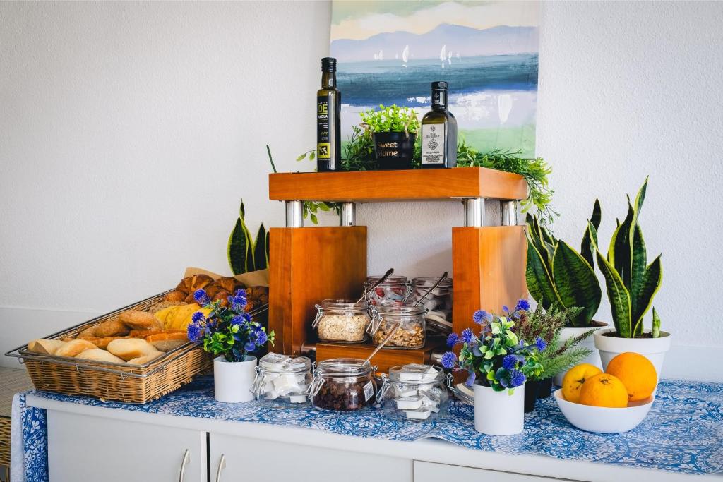 a table with a basket of fruit and bottles of wine at Hotel Don Ignacio in San José
