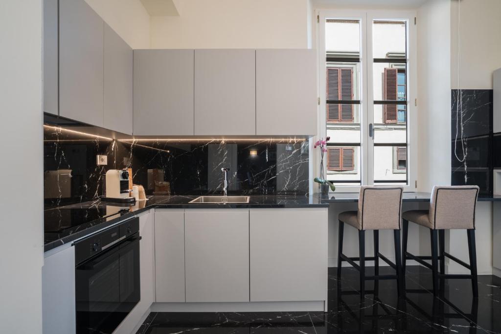 A kitchen or kitchenette at The Cathedral Of Florence