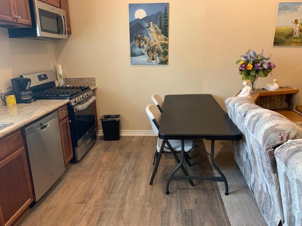 Kuchyň nebo kuchyňský kout v ubytování LuxHome Suites in Mansion