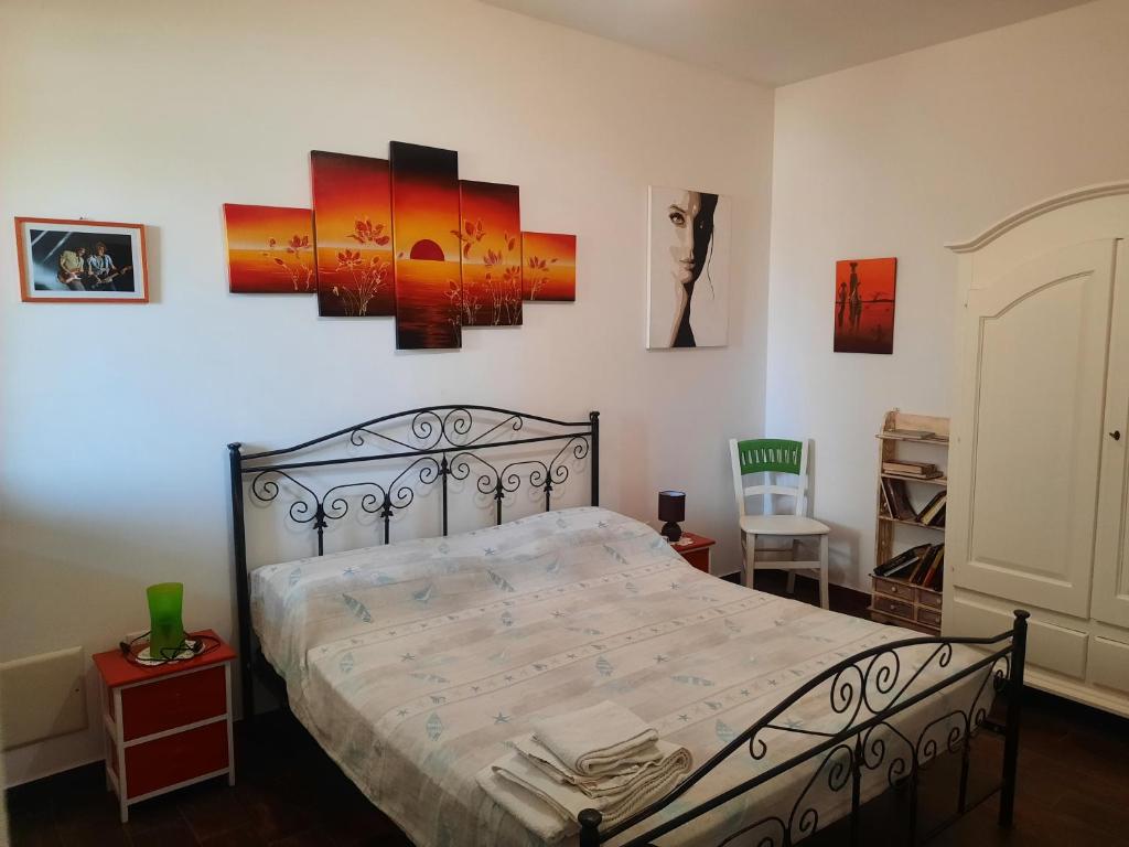CasamassellaにあるFata Morganaのベッドルーム1室(ベッド1台付)が備わります。壁には絵画が飾られています。