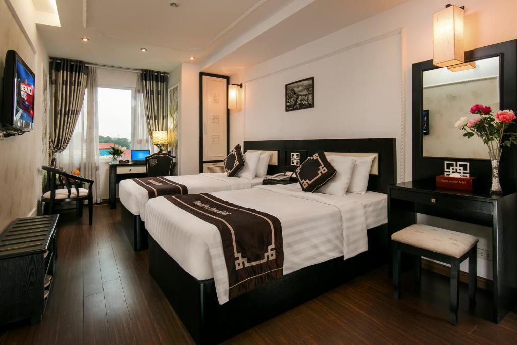 Postel nebo postele na pokoji v ubytování Hanoi Emotion Hotel