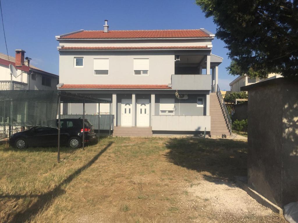 una casa con un'auto parcheggiata davanti di Apartments 4 u a Donji Štoj