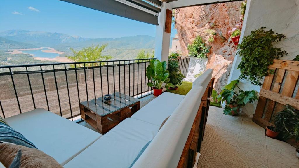 奧爾諾斯的住宿－Alojamiento Rural El Peñon de Hornos，阳台设有长凳,享有山景。
