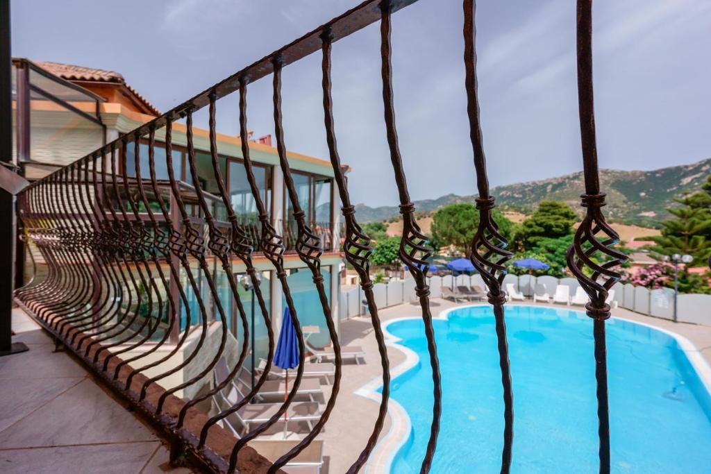 Bazén v ubytování Hotel Solanas nebo v jeho okolí