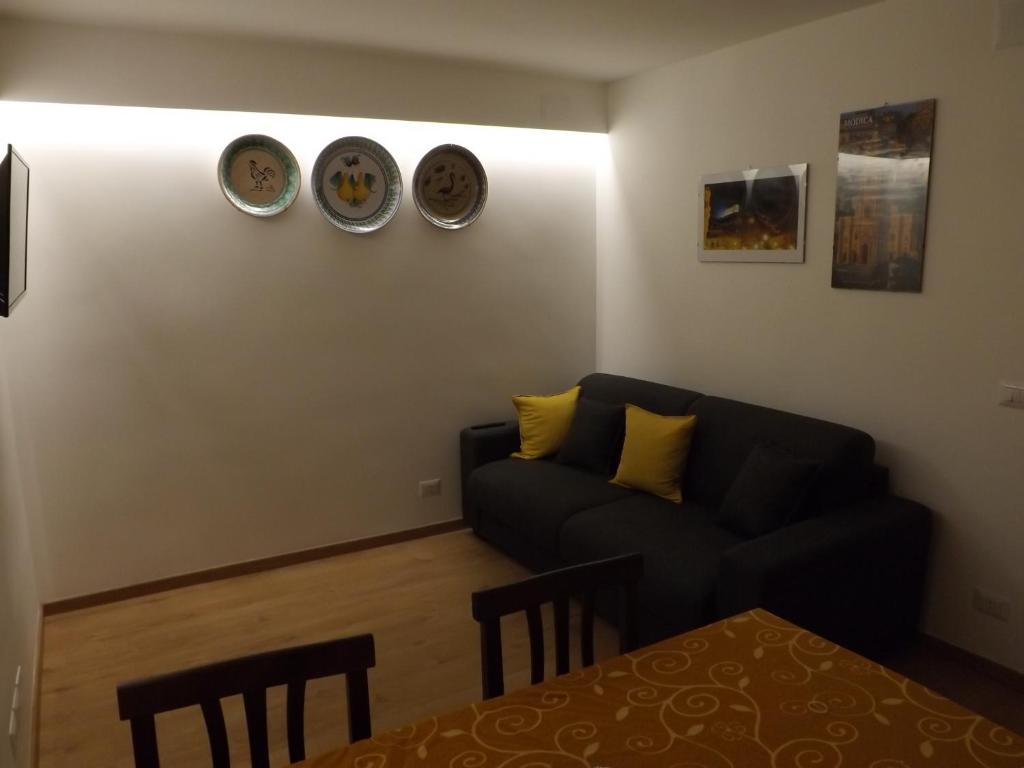 A seating area at Via Roma 28