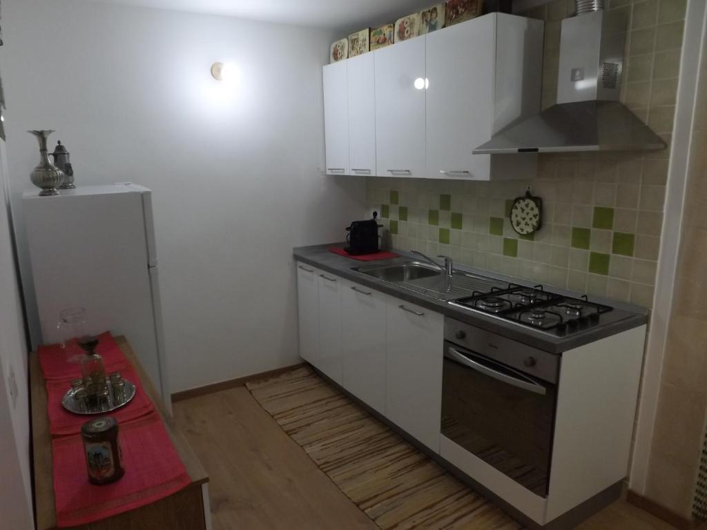 A kitchen or kitchenette at Via Roma 28