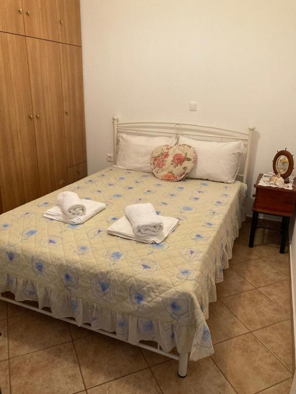 安德羅斯的住宿－AGKYRA Rooms (Love)，一间卧室配有带毛巾的床