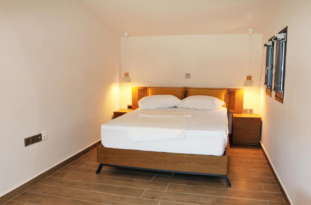 Posteľ alebo postele v izbe v ubytovaní Mulberry Nikiti Resorts