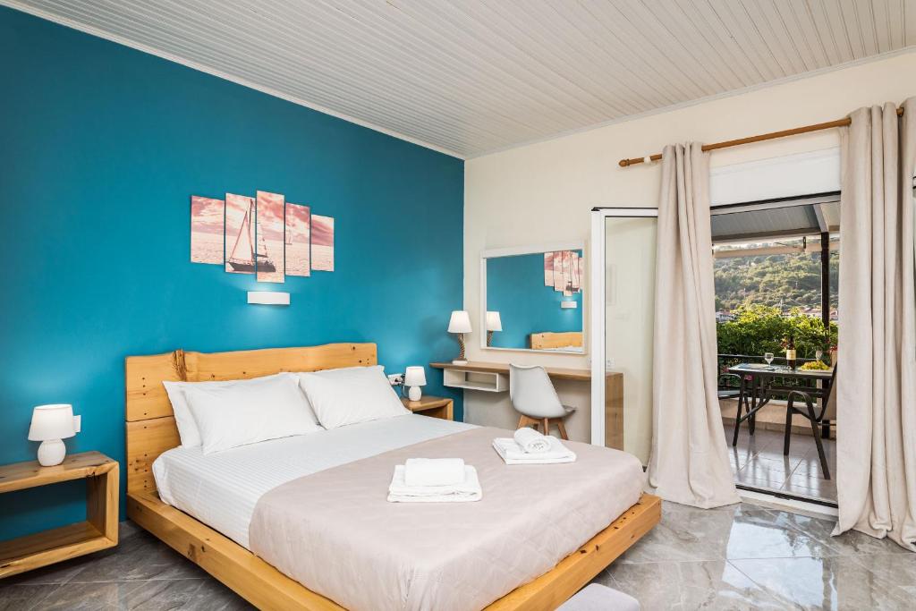 Schlafzimmer mit einem Bett mit blauer Wand in der Unterkunft Sea Salt Apartments in Samos