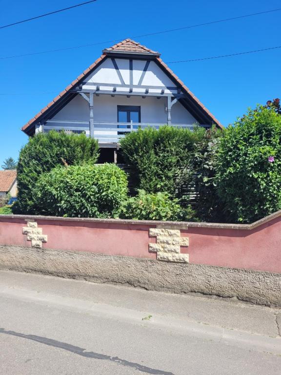 dom z zielonymi krzakami przed ulicą w obiekcie SD loggia w mieście Wittisheim