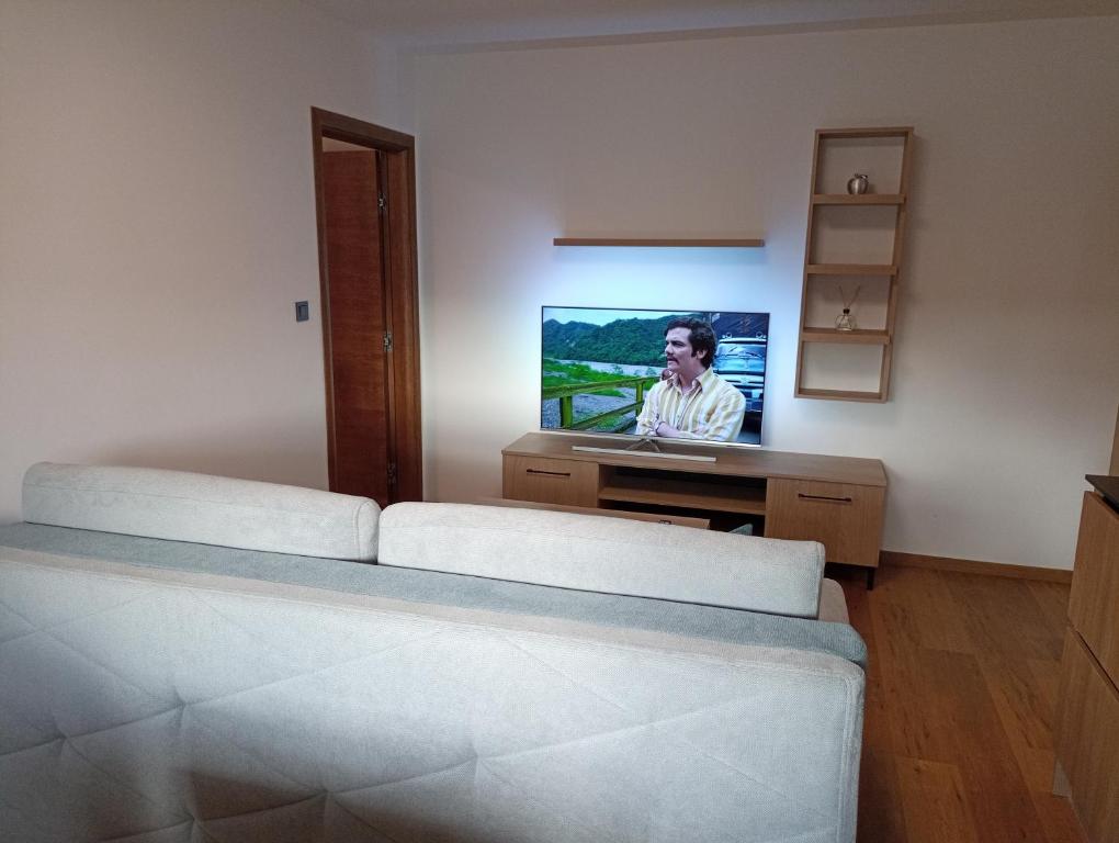 Telewizja i/lub zestaw kina domowego w obiekcie Nibela Apartments II