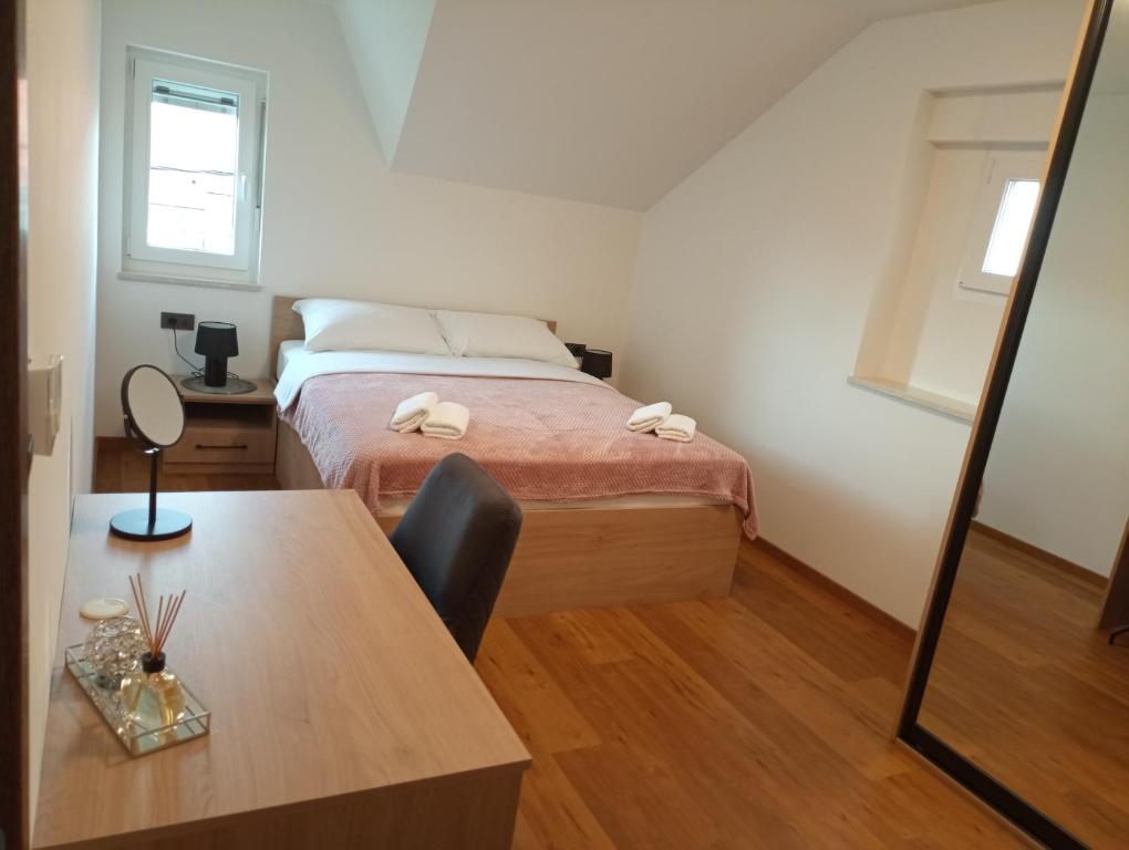 mała sypialnia z łóżkiem i stołem w obiekcie Nibela Apartments II w Zagrzebiu