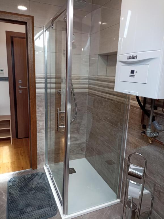 prysznic ze szklanymi drzwiami w pokoju w obiekcie Nibela Apartments II w Zagrzebiu
