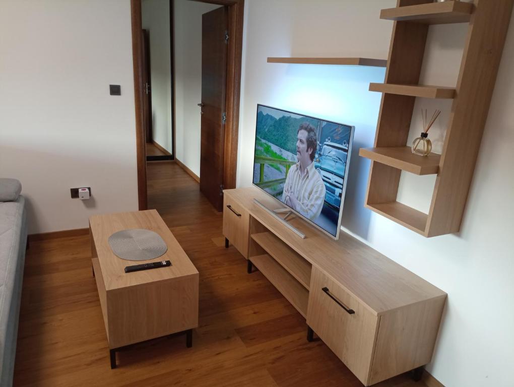 salon z płaskim telewizorem na ścianie w obiekcie Nibela Apartments II w Zagrzebiu