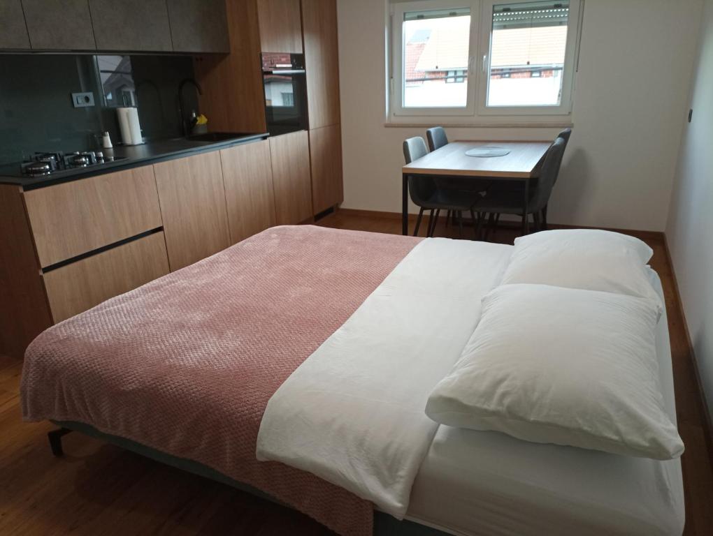 Łóżko lub łóżka w pokoju w obiekcie Nibela Apartments II