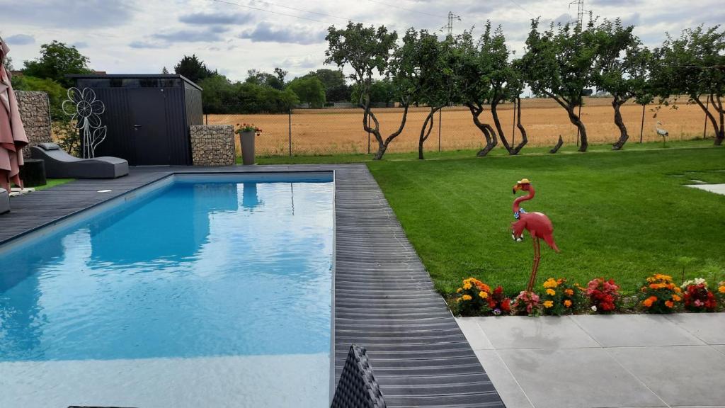 Bazén v ubytování Les Gabions nebo v jeho okolí