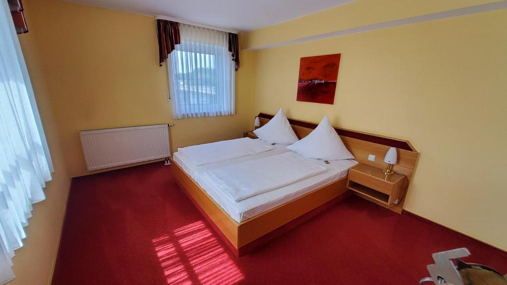 Hotel-Café 3 Kronen - Deluxe Double Room With Bath