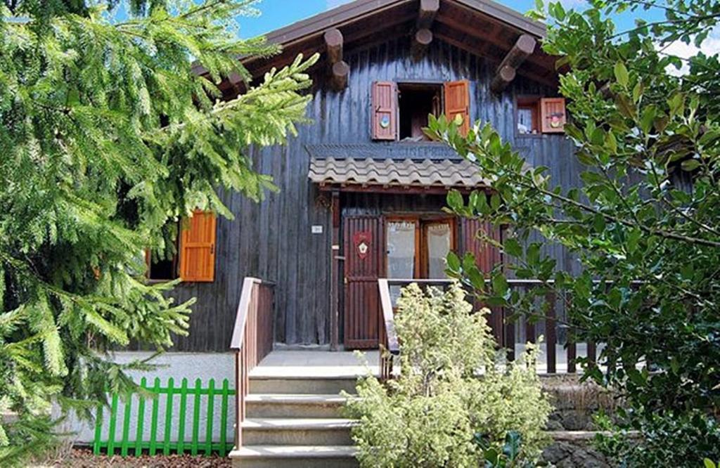 mały dom ze schodami przed nim w obiekcie Chalet Gineprino w mieście Vallombrosa