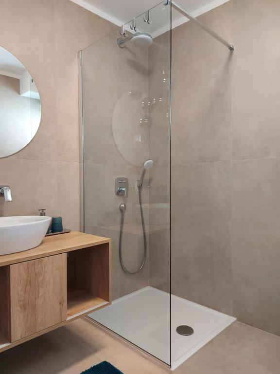 W łazience znajduje się prysznic ze szklanymi drzwiami. w obiekcie Meden Apartment w Poreču