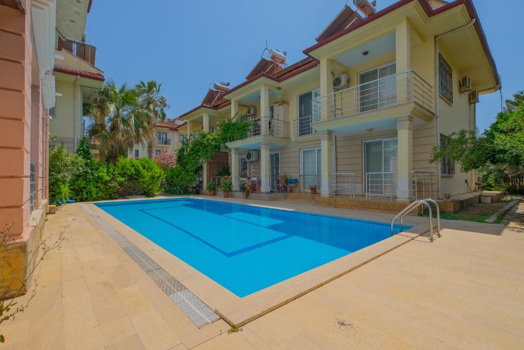 een huis met een zwembad voor een huis bij YAS Çalış Beach Villa in Fethiye