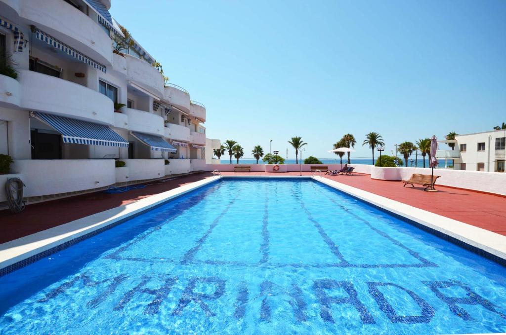 una piscina al lado de un edificio en La Torre Marinada, en Cambrils