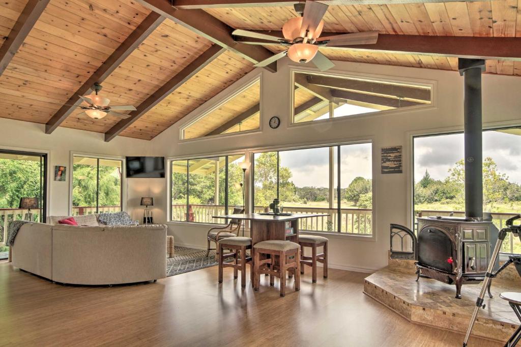 TV a/nebo společenská místnost v ubytování Peaceful Volcano Home Near National Park!