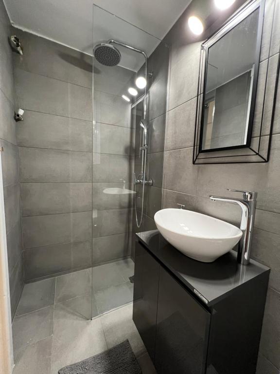 A bathroom at Your studio Athens