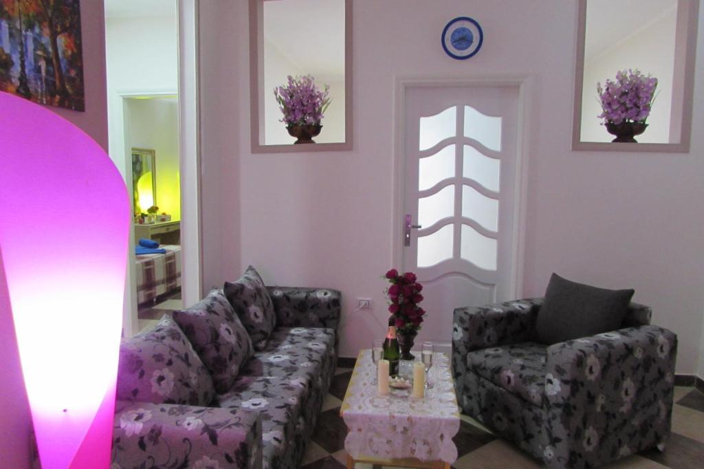 Apartments SeaPearl near the sea RedSeaLine في الغردقة: غرفة معيشة مع كنبتين وطاولة