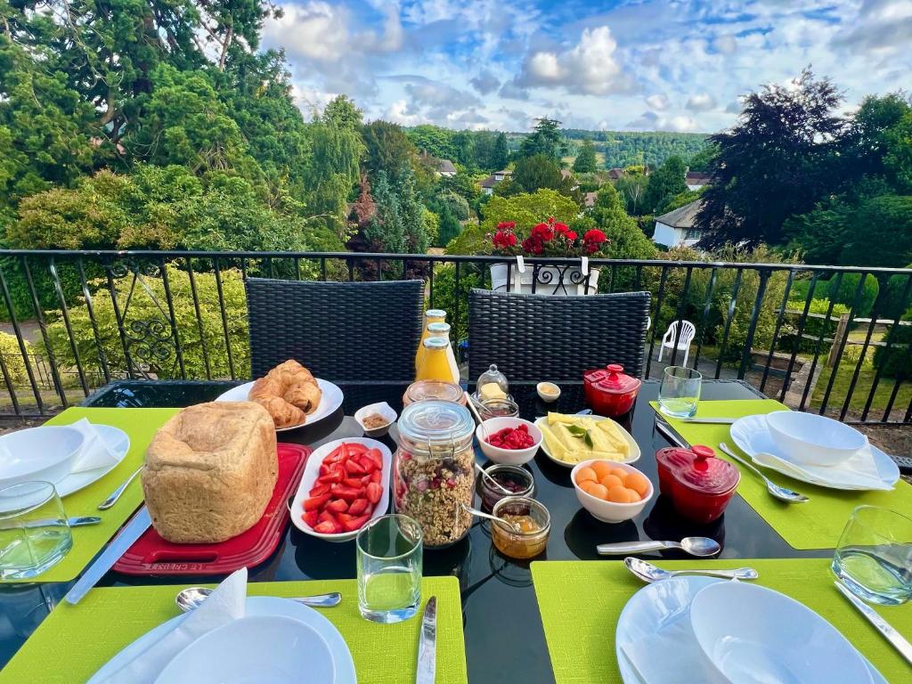 una mesa con comida y vistas en Ranmore Rise Retreat, en Westcott