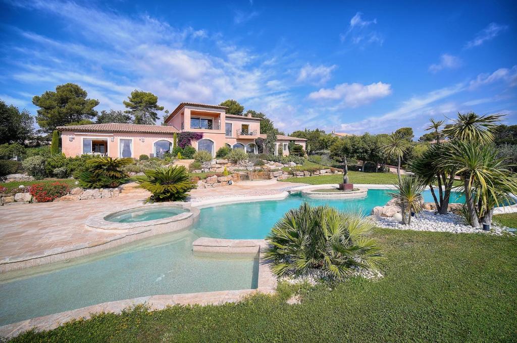 Piscina de la sau aproape de Chambre d'hôte "HAVRE DE PAIX" Prestige jacuzzi, hammam, sauna, PISCINE chauffée Mougins Cannes Grasse