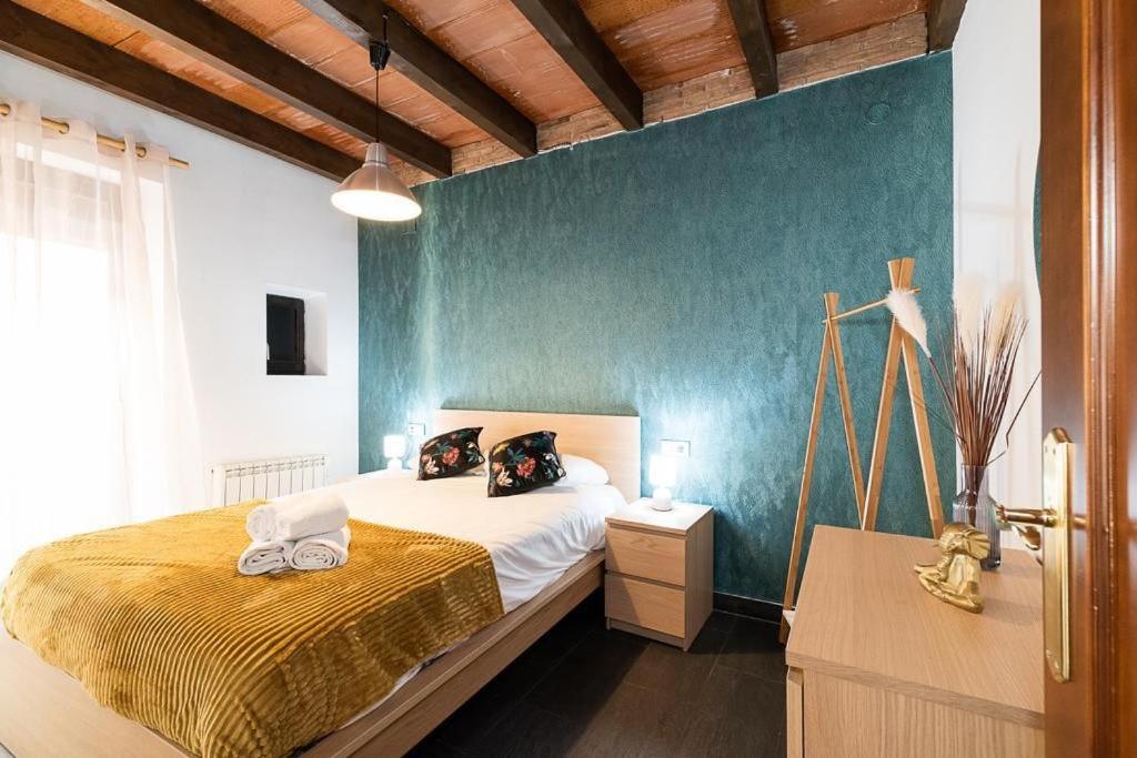 Un pat sau paturi într-o cameră la Apartamentos Afán de Ribera