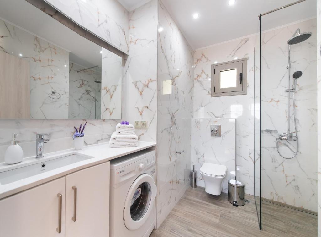 A bathroom at Nikolaos Apartment