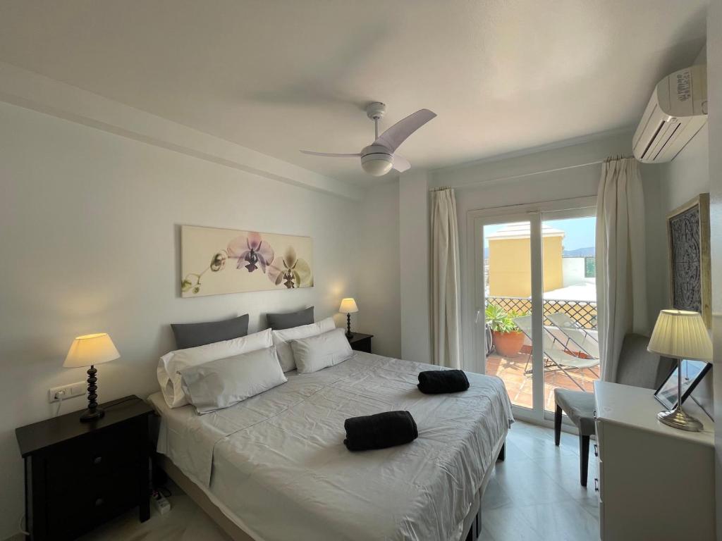 Postel nebo postele na pokoji v ubytování Miramar Nerja - Luxury apartment near Burriana beach with pool