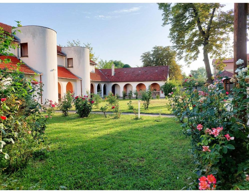 Vonkajšia záhrada v ubytovaní Gosztonyi Villa
