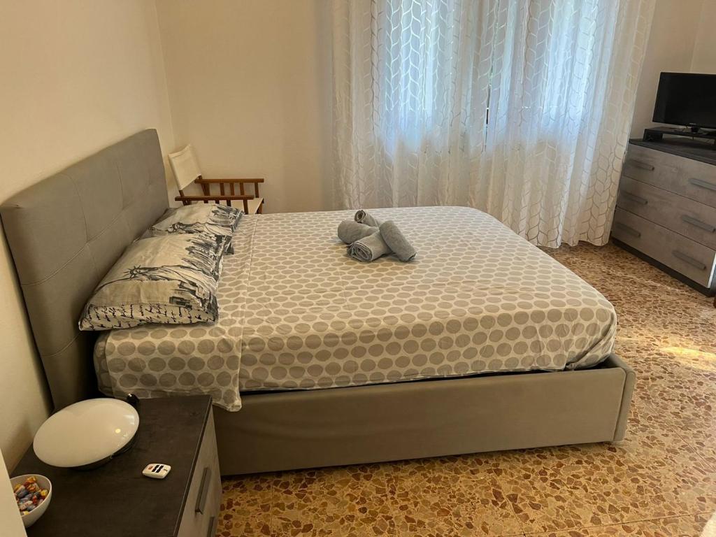 een slaapkamer met een bed met een teddybeer erop bij casa Alexander in Marina di Massa