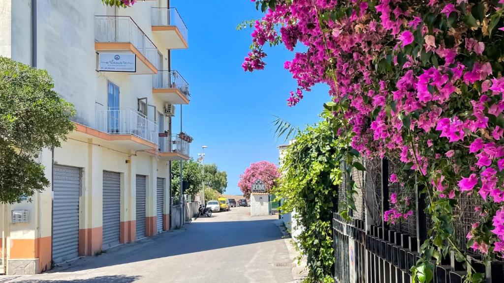 ulica z różowymi kwiatami na budynku w obiekcie Orlamare w Agropoli