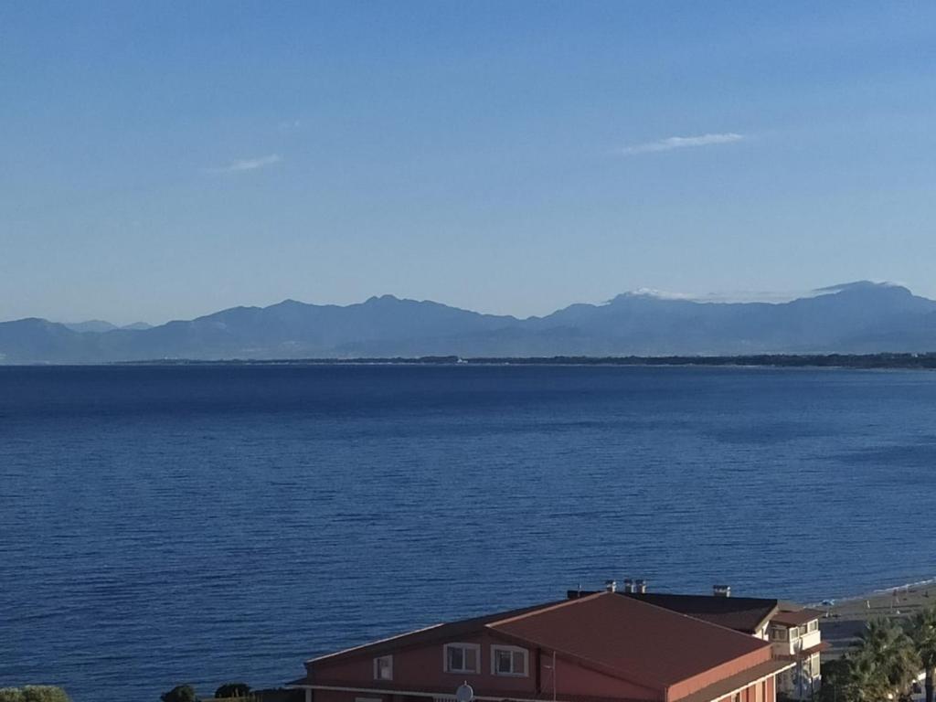 widok na duży zbiornik wodny w obiekcie Orlamare w Agropoli