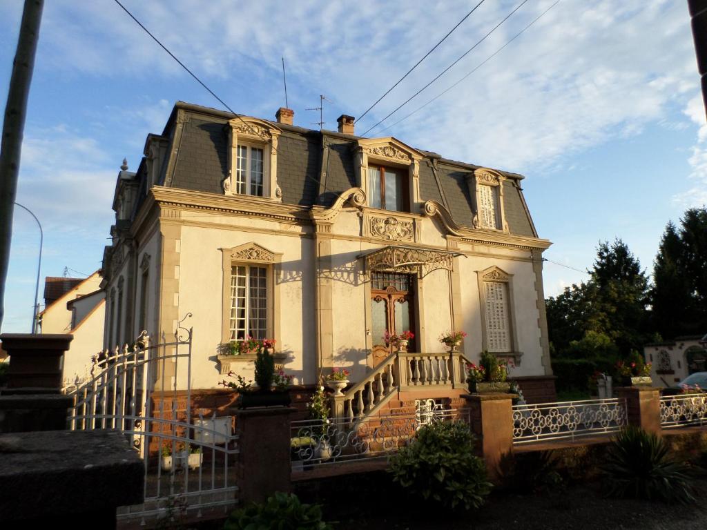 an old house with a fence in front of it at Studio-appartement et chambre à proximité d'une maison de Maître de 1904 in Haguenau