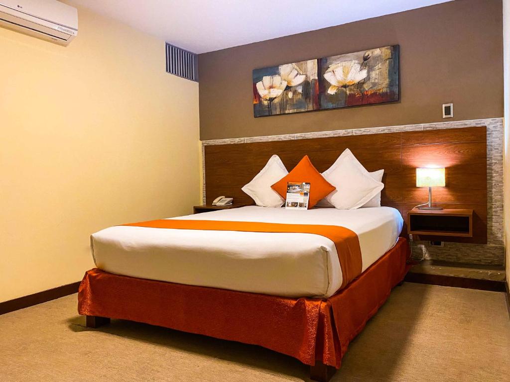una camera con un grande letto di SM Hotel a Lima