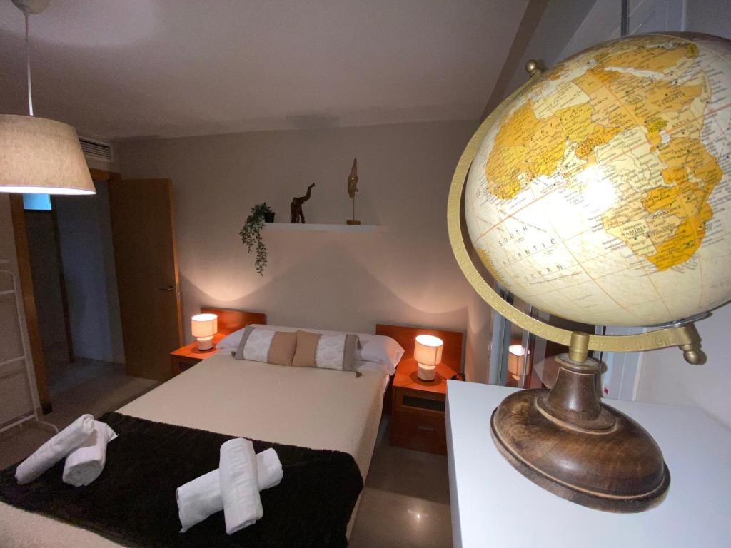 Robles home في مالقة: غرفة نوم مع كرة أرضية كبيرة وسرير