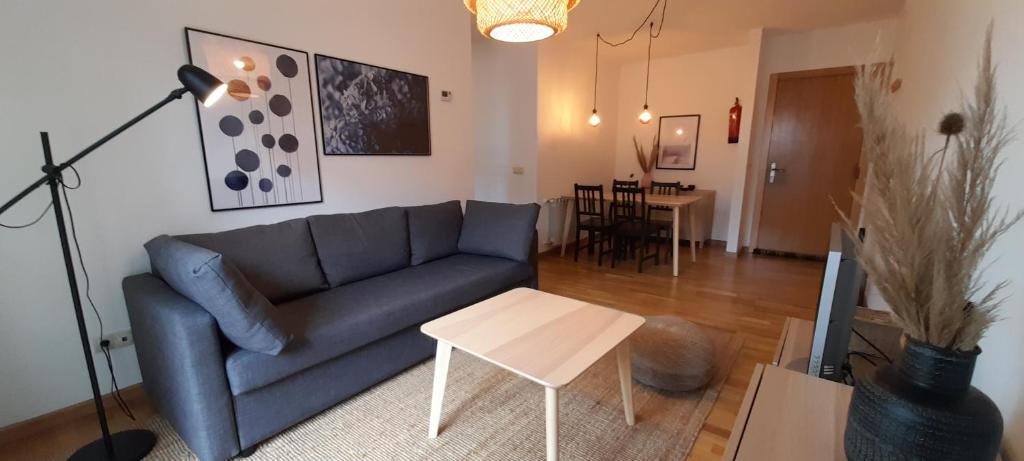 Posada de Llanes的住宿－Apartamento para dos - Cuera，客厅配有蓝色的沙发和桌子