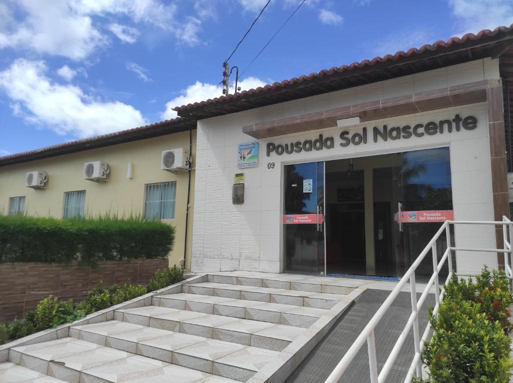 a building with a sign that reads pueblo salnsics at Pousada Sol Nascente in Piranhas
