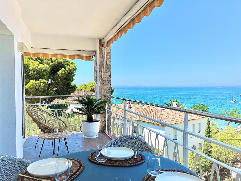 una mesa en un balcón con vistas al océano en Las Olas 2B Roses - Immo Barneda en Rosas